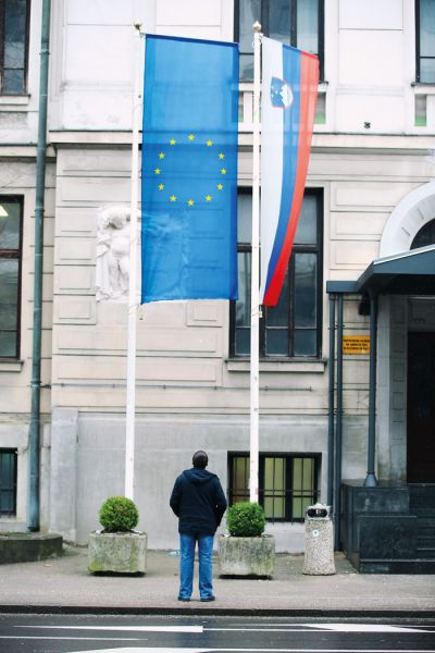 Kemal pred šolskim centrom na Aškerčevi v Ljubljani