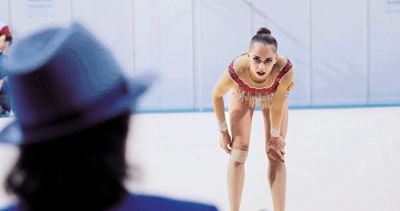 Čez bolečinski prag: portret ruske ritmične gimnastičarke Margarite Mamun, ki fanatično trenira, in njene trenerke, ki jo sadistično priganja