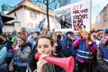 Druga letošnja stavka šolnikov. Protest pred stavbo, v kateri domuje slovenska vlada.