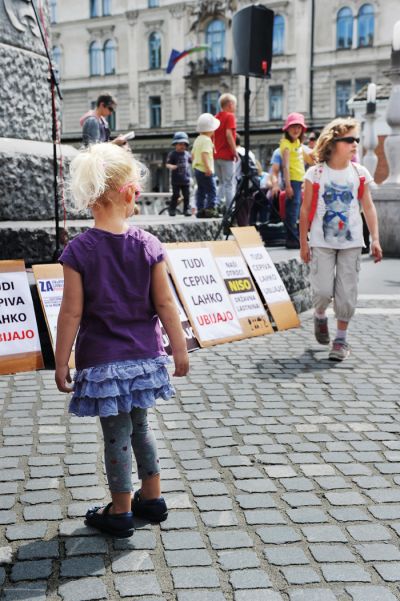 V Sloveniji se je nasprotovanje cepljenju v minulih nekaj letih močno okrepilo. Nasprotniki svoje nasprotovanje zavijajo v celofan »svobodne izbire«. (na fotografiji protestni shod nasprotnikov obveznega cepljenja leta 2015 v Ljubljani) 