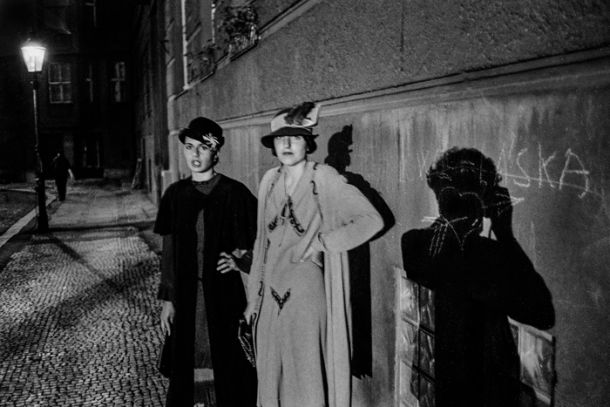 Fotografija I 3 women (Ljubim ženske) je avtobiografska, tudi zato, ker se na njej pojavi avtorjeva senca. Nastala je leta 1980 med nočnim sprehodom po Pragi
