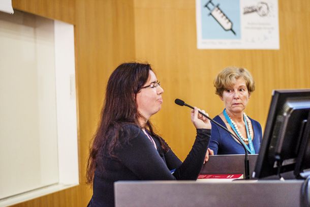 Mateja Černič predava na poletni šoli o cepivih, ki jo je leta 2016 na ljubljanski Biotehniški fakulteti organiziralo Društvo študentov mikrobiologije. 