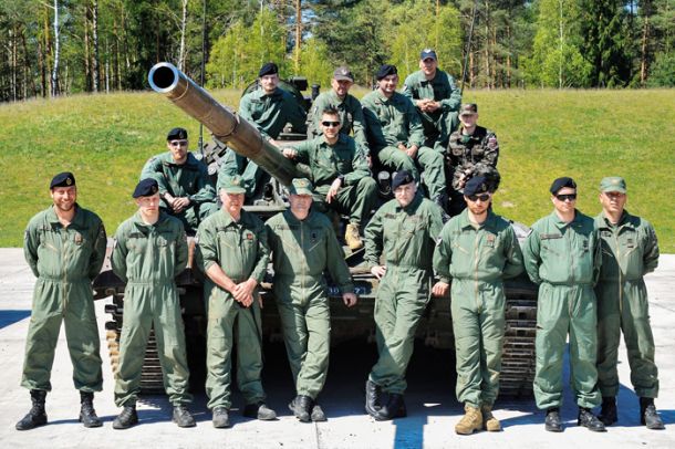 Trenutno je v tujini, na misijah okoli 350 slovenskih vojakov, katerih povprečna plača znaša 4830 evrov bruto (na fotografiji enota slovenske vojske na mednarodni vojaški vaji v Nemčiji) 