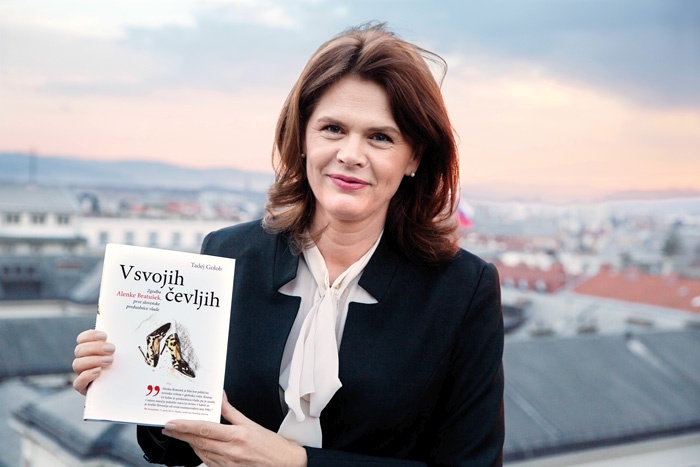 Nekdanja premierka Alenka Bratušek s svojo knjigo