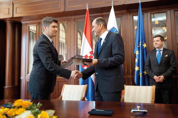11. marec 2013 na gradu Mokrice: Zoran Milanović, takrat predsednik hrvaške vlade, in Janez Janša, takratni predsednik slovenske vlade v odhodu, po podpisu sporazuma, za katerega sta očitno oba vedela, da ne bo veljal prav dolgo. 