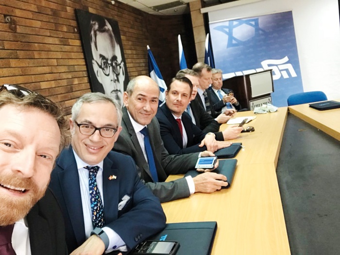 Janez Janša je te dni obiskal Izrael, kjer se je srečal s predstavniki stranke Likud. V rokah ima nov iPhone X.