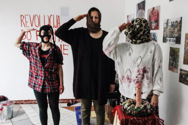 Otvoritveni performans razstave Pljunem na revolucijo!, Vstajniške socialne delavke v Galeriji Križišče, CMAK Cerkno