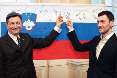 Borut in Jakov pred predsednikovo zastavo slavnih