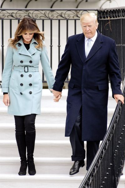 Z roko v roki: Melania in Donald na velikonočni ponedeljek pred Belo hišo