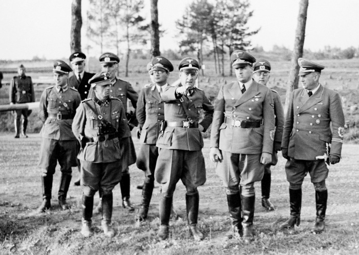 Odilo ob reki Bug julija 1940 na Poljskem v pogovoru s Hansom Frankom in guvernerjem Ernstom Zoernerjem