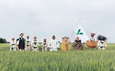 Kostume za sprehod po učni poti o hrani sta z Lucio Massari oblikovali v okviru lanskega Bienala oblikovanja. Bili so polni detajlov, saj je bilo v njih mogoče prenašati hrano, kurjavo, vodo