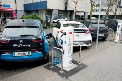 Polnjenje pred poslovno stavbo Petrola v Ljubljani