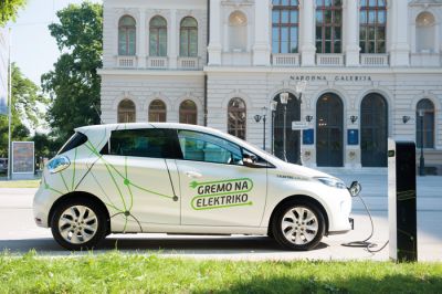 Za preprostejše načrtovanje daljših poti ali polnjenja na javnih polnilnicah so v številnih državah po svetu na voljo aplikacije, ki javne polnilnice povezujejo v mrežo. Ena takšnih je tudi Gremo na elektriko.