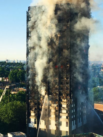 Stanovanjska stolpnica Grenfell med požarom