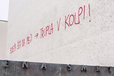 Grafit na ljubljanskem spomeniku žrtvam vseh vojn 