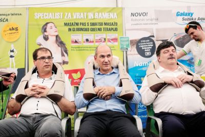 Masažni pas za shiatsu masažo in globinsko grelno terapijo za dolenjski vrh SDS: Dušan Strnad, župan Ivančne Gorice, Janez Janša in Peter Verlič, župan Grosuplja, v dolenjski nirvani