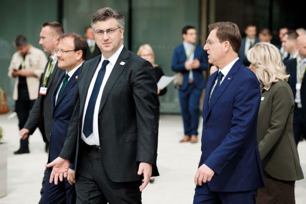»Pogovor« med slovenskim in hrvaškim premierom Mirom Cerarjem in Andrejem Plenkovićem, Brdo pri Kranju