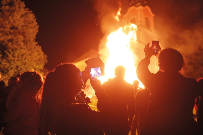Letošnje kresovanje na ljubljanskem Rožniku ob 1. maju, prazniku dela, ki simbolizira boj za pravice delavcev in tistih, ki so brez dela