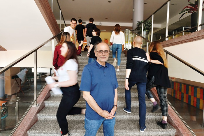 Ivan Lorenčič, ravnatelj mariborske Druge gimnazije:  »Če bi bolj upoštevali rezultate, dosežene pri eksternem preverjanju znanja v osnovni šoli, bi se število odličnih ocen bistveno zmanjšalo.«