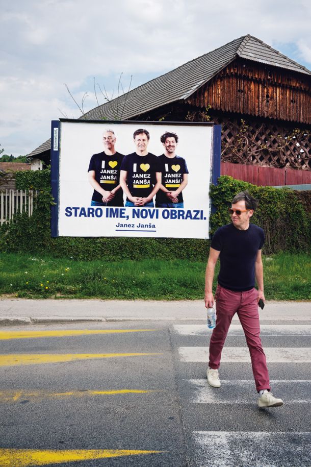 Janez Janša (tisti Janez Janša v sredini) pred svojim plakatom v Grosuplju, kjer bo, tako kot predsednik SDS, kandidiral za poslanski stolček, le da na listi stranke Levica.
