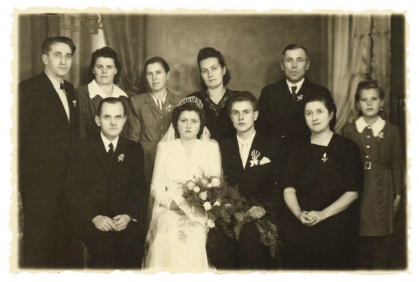 Mirko Hiršl z ženo Nežo (stojita 1. in 2. z leve) in »pravični med narodi«, ki so Hiršla reševali pred nacisti 
