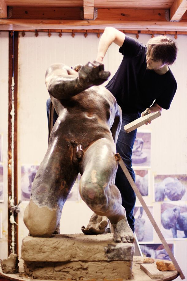Matjaž Rebec med obnovo originalnega bronastega kipa Talca iz Gramozne jame v Ljubljani 