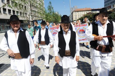 Kulturni shod nezadovoljstva« v organizaciji Zveze srbske diaspore Slovenije leta 2015 v Ljubljani, na katerem so s kulturnim programom želeli opozoriti na brezpravnost manjšine, a jim to ni v celoti uspelo, saj jih je na Prešernovem trgu z izvajanjem oberkrajnerjev preglasil tamkajšnji harmonikar. 