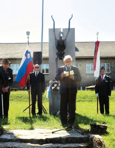 Milan Kučan med govorom pri slovenskem spomeniku v KT Mauthausen 6. maja 2018. Načrt za spomenik je izdelal arhitekt Boris Kobe, tudi sam taboriščnik v KT Dachau. 