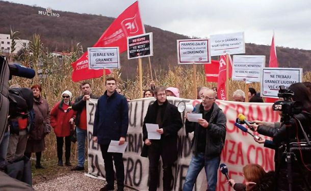 Skupna akcija (slovenske) Levice in (hrvaške) Radničke fronte, s katero sta opozorili na nezadovoljstvo zaradi politike, ki na obeh straneh meje daje prednost razpihovanju nacionalizmov, namesto da bi se ukvarjala z žgočimi gospodarskimi in socialnimi problemi, mejni prehod Sečovlje