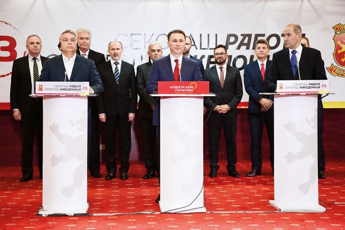 Viktor Orbán in Janez Janša sta lani septembra, pred makedonskimi lokalnimi volitvami, skupaj podprla Nikolo Gruevskega iz skrajno nacionalistične stranke VMRO, osumljenega zlorabe položaja, množičnega prisluškovanja, gospodarskega kriminala, prirejanja volitev in podobno.