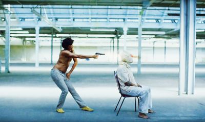 Nasilni prizori v videospotu za pesem This is America spomnijo na resnične dogodke: ustreljeni črni kitarist denimo spominja na očeta leta 2012 ubitega temnopoltega fanta Trayvona Martina. 
