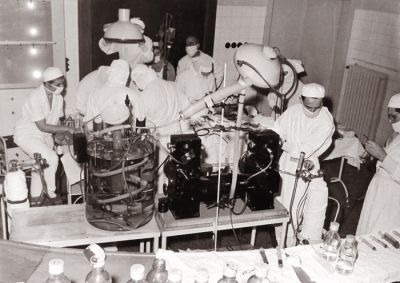 1957: Eksperimentalno delo na psih je sodelujoče temeljito pripravilo za prvo operacijo na odprtem srcu pri človeku. Na fotografiji je vidna tudi naprava za izventelesni krvni obtok, kiso jo izdelali v ljubljanski Avtomontaži. 