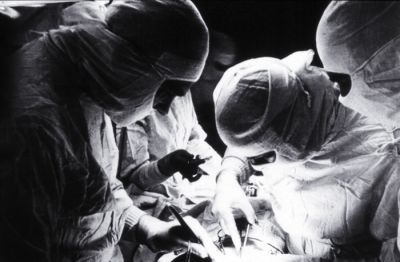 1957: Začetki srčne kirurgije v Ljubljani. Prof. Božidarju Lavriču pri eksperimentalni operaciji na srcu leta 1957 asistirata kirurga Miro Košak in Pavel Jakovljević. Prvo operacijo na človeku so opravili leto kasneje