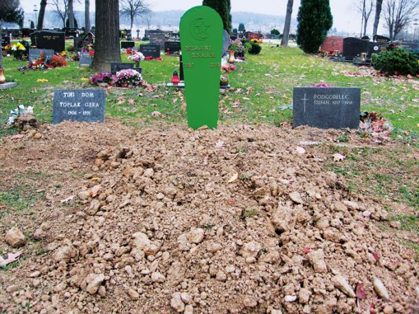 Grob sirske begunke Miaari Enaam, ki je umrla in bila tudi pokopana v Sloveniji