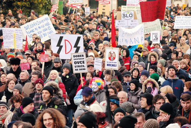 Ne bi se zgodilo prvič, da bi oblast v Sloveniji prevzela skrajna desnica. A so množične demonstracije na Trgu republike leta 2012 že povzročile tudi padec vlade Janeza Janše 