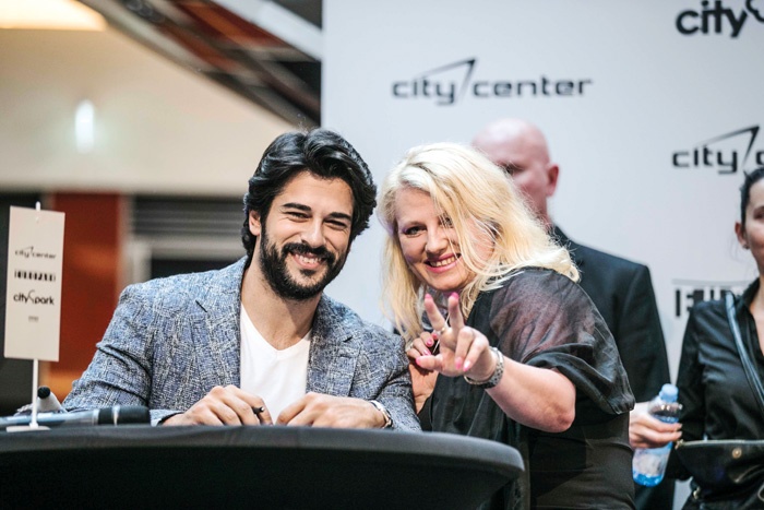 Mateja Zidanšek, žena predsednika domoljubne SLS, ki preganja tujce, in Kemal, turški igralec Burak Özçivit, ki je obiskal Slovenijo