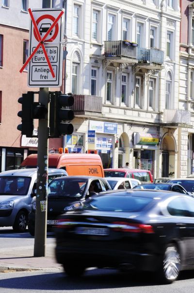 Prometni znaki v Hamburgu voznike že opozarjajo na prepoved vožnje s starejšimi dizelskimi vozili. 