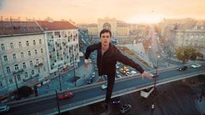 Jupitrova luna: film o tem, da sirske begunce, ki bežijo pred brutalno vojno, pri poskusu »nezakonitega« vstopa na Madžarsko čaka nova brutalna vojna.