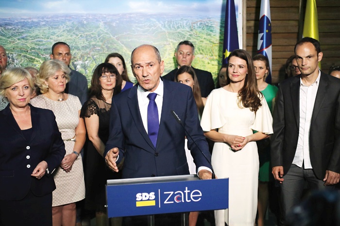 Zmagovalni govor na dvorišču vile SDS, kamor so imeli dostop le izbrani novinarji, snemalci in fotografi. Kdor ni dobil akreditacije, je ostal pred vrati.