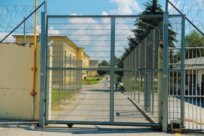 Vhod v centralni slovenski zapor na Dobu, kjer zaporno kazen prestaja dobra tretjina od 1300 zapornikov. 