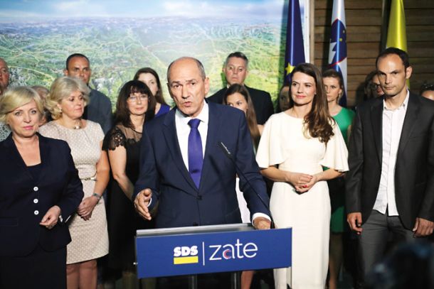 Zmagovalni govor na dvorišču vile SDS, kamor so imeli dostop le izbrani novinarji, snemalci in fotografi. Kdor ni dobil akreditacije, je ostal pred vrati. 