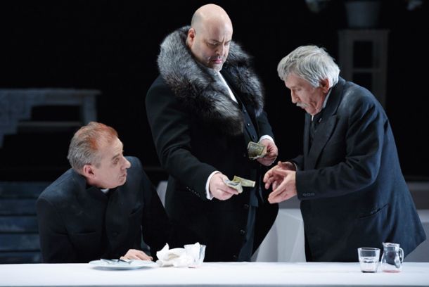 Jernej Šugman v vlogi Kantorja v predstavi Kralj na Betajnovi, ki jo je v koprodukciji ljubljanske in mariborske Drame v sezoni 2013/14 režiral Eduard Miler. 