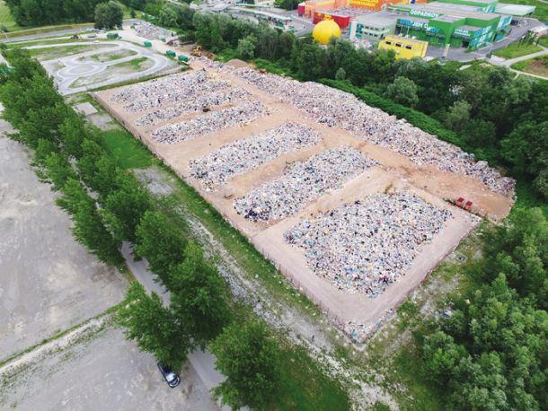 Kup nakopičene odpadne embalaže v zbirnem centru Snage na Ljubljanskem barju je mogoče s pogledom v celoti zaobjeti le iz zraka. Nabralo se je je že skoraj dva tisoč ton. Z njo bi lahko napolnili pet Velikih dvoran v Postojnski jami.