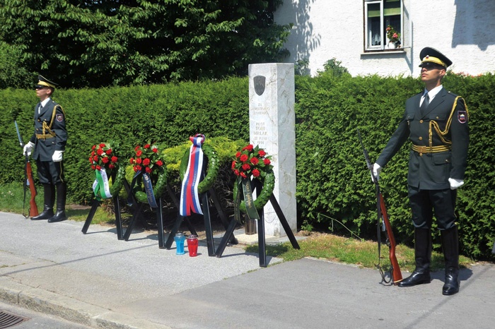 Častna straža pred spomenikom padlemu pilotu
