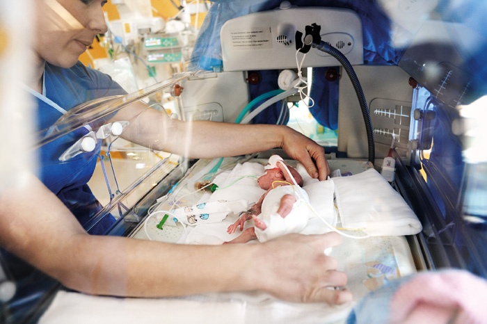 V zdravstvu manjka že več kot 2000 medicinskih sester, medtem pa zasebne zdravstvene zavarovalnice letno potrošijo kar 63 milijonov za administracijo. 
