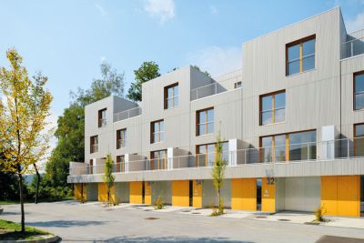 Vrstne hiše v Zelenem gaju odlikuje minimalistično oblikovanje z izpiljenimi detajli ter domiselnimi tlorisi. Projekt arhitektov M. Bevka, V. Perovića in D. Počivaška je bil letos uvrščen med nominirance za Plečnikovo nagrado.