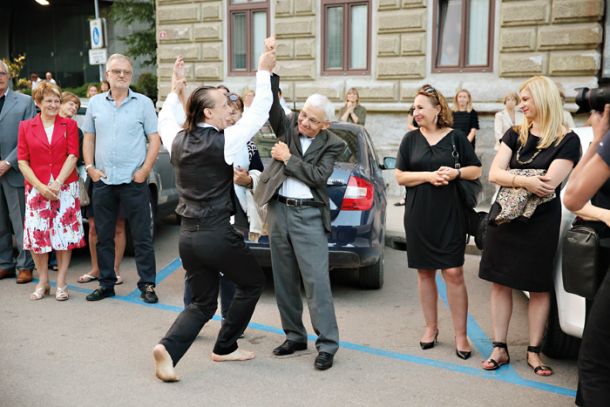 Igralec Marko Mandić med nastopom ob odprtju razstave Ivan Cankar in Evropa v počastitev 100. obletnice pisateljeve smrti in minister za kulturo Anton Peršak, Ljubljana