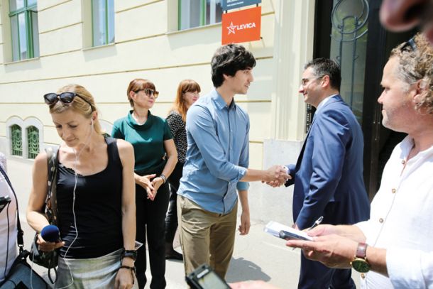 Vera v avtoritarnega voditelja je posledica odpovedi socialne države. Morda imajo tokrat politične stranke še zadnjo priložnost.  (na fotografiji vljudnostno srečanje med Marjanom Šarcem in Lukom Mescem kot prvi korak k morebitnemu koalicijskemu povezovanju