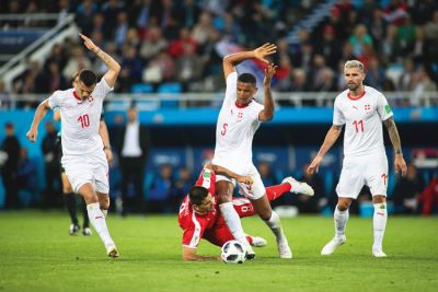 Tekma Švica proti Srbiji: na tleh srbski igralec Aleksandar Mitrović, nad njim Granit Xhaka, Manuel Akanji in Valon Behrami. Starši vseh švicarskih igralcev so se preselili v Švico. 