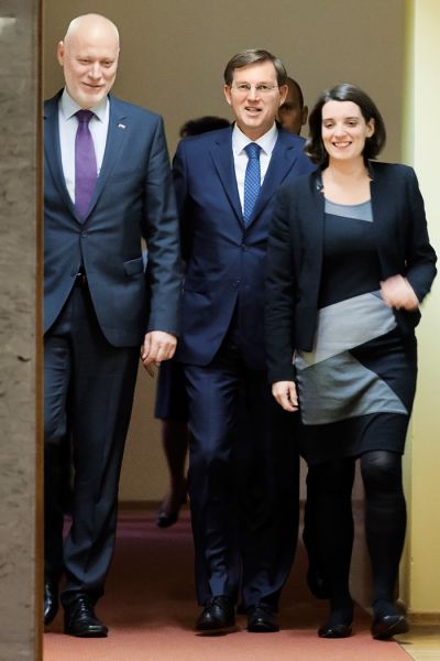 Svojo levost je potrjeval z dvema, podpredsednico Simono Kustec Lipicer in podpredsednikom Brglezom, ki pa ju je po uporabi odvrgel kot kondom 
